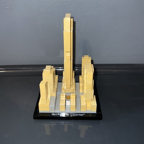 Retired Rockefeller Center Lego 21007 - Picture 2 of 7
